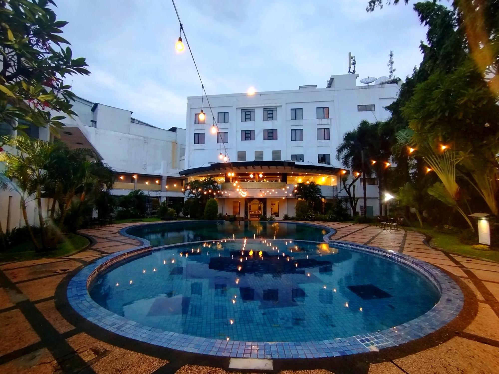 The Sun Hotel Sidoarjo Exterior photo